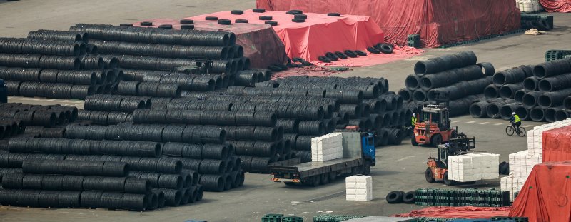 [평택=뉴시스] 정병혁 기자 = 12일 경기 평택시 평택항에 철강 제품들이 쌓여 있다. 도널드 트럼프 미국 대통령이 자국 산업을 살리겠다며 수입산 철강과 알루미늄에 부과한 25% 관세가 한국시간으로 12일 오후 1시부터 발효됐다. 이에 따라 미국으로 수입되는 철강·알루미늄과 파생 제품 약 1500억 달러, 우리 돈으로 218조 원 규모가 이번 관세의 영향을 받는다. 한국 산업에 직접적으로 영향을 미치는 것은 이번 철강, 알루미늄 관세가 처음이다. 2025.03.12. jhope@newsis.com