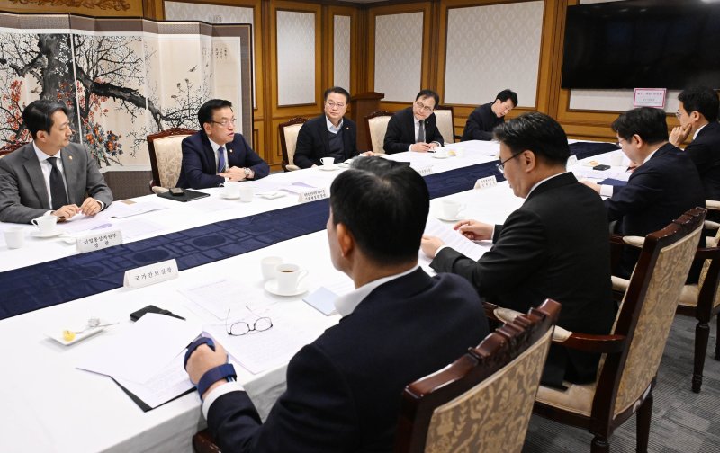 [서울=뉴시스] 최진석 기자 = 최상목 대통령 권한대행 부총리 겸 기획재정부 장관이 17일 서울 종로구 정부서울청사에서 열린 대외경제현안간담회를 주재하고 있다. (사진=기획재정부 제공) 2025.03.17. photo@newsis.com *재판매 및 DB 금지