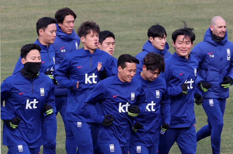 [고양=뉴시스] 김진아 기자 = 대한민국 축구대표팀 홍명보 감독과 오현규, 김주성 등 선수들이 17일 경기 고양종합보조운동장에서 3월 A매치 대비해 훈련을 하고 있다. 한국은 오는 20일 고양종합운동장에서 오만과 2026 국제축구연맹(FIFA) 북중미 월드컵 아시아 지역 3차 예선 7차전을 치른 뒤, 25일 수원월드컵경기장에서 요르단과 8차전을 갖는다. 2025.03.17. bluesoda@newsis.com