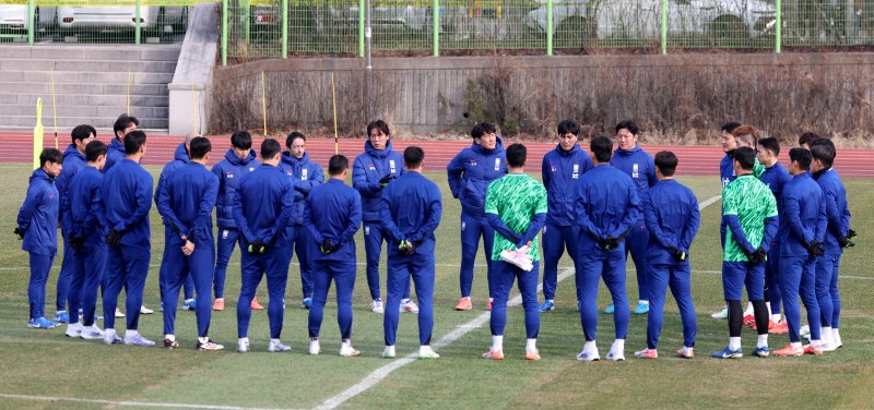[고양=뉴시스] 김진아 기자 = 대한민국 축구대표팀 홍명보 감독이 17일 경기 고양종합보조운동장에서 3월 A매치 대비 훈련을 지시하고 있다. 한국은 오는 20일 고양종합운동장에서 오만과 2026 국제축구연맹(FIFA) 북중미 월드컵 아시아 지역 3차 예선 7차전을 치른 뒤, 25일 수원월드컵경기장에서 요르단과 8차전을 갖는다. 2025.03.17. bluesoda@newsis.com