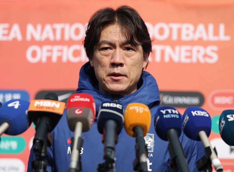 [고양=뉴시스] 김진아 기자 = 대한민국 축구대표팀 홍명보 감독이 17일 경기 고양종합보조운동장에서 3월 A매치 대비 훈련에 앞서 인터뷰를 하고 있다. 한국은 오는 20일 고양종합운동장에서 오만과 2026 국제축구연맹(FIFA) 북중미 월드컵 아시아 지역 3차 예선 7차전을 치른 뒤, 25일 수원월드컵경기장에서 요르단과 8차전을 갖는다. 2025.03.17. bluesoda@newsis.com