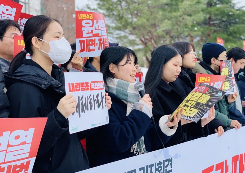 '윤석열 즉각 파면을 촉구하는 강릉원주대학교 민주동문회'와 '한국비정규교수노동조합 강릉원주대 분회'가 지난 17일 강원 강릉원주대에서 연 윤 대톤령 탄핵 촉구 집회.(강릉시민단체 제공, 재판매 및 DB 금지) 2025.3.17/뉴스1
