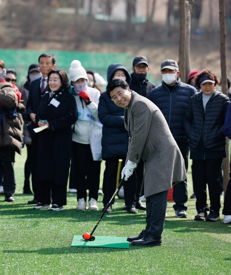 지난 17일 잠실유수지 파크골프장 개장식에서 시타 하는 서강석 구청장 (출처=연합뉴스)