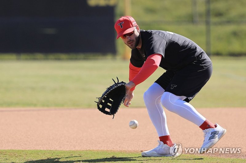 새 외국인 타자 위즈덤의 1루 수비 훈련 (출처=연합뉴스)