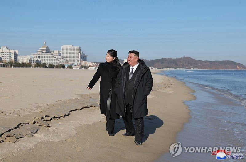 김정은, 완공된 갈마해안관광지구 시찰 (출처=연합뉴스)