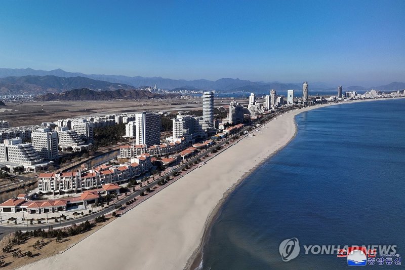김정은, 완공된 갈마해안관광지구 시찰 (출처=연합뉴스)