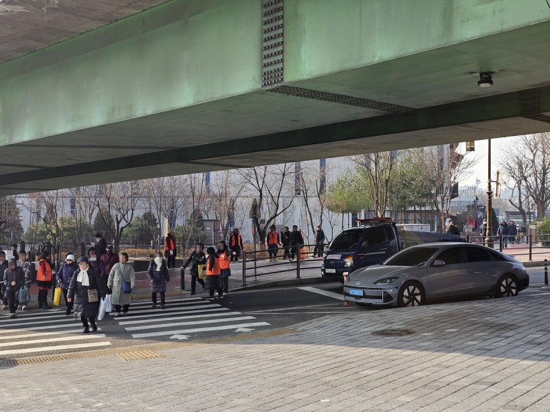 북한남삼거리 남측부에 질서유지 근무자 배치 (출처=연합뉴스)