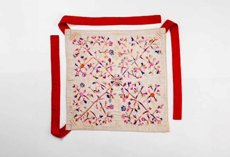 자수 보자기 刺繡褓 41x43cm, 19-20세기 코리아나 화장박물관 소장. 면직물 위에 여러 가지 색실로 나무와 나뭇잎, 꽃, 새를 수놓은 보자기이다. 문양을 단순하게 표현하고 대칭으로 구성한 보자기로 주로 관동 지방에서 많이 사용했다. *재판매 및 DB 금지