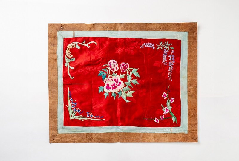 상 보자기 床褓 44x55cm, 19-20세기 코리아나 화장박물관 소장. 밥상을 덮을 때 사용하는 보자기로 안쪽에 기름종이를 덧대어 음식물이 묻지 않도록 만들었다. 붉은색 비단 위에 모란, 국화, 등나무꽃 등 여러 가지 꽃문양을 자수로 장식했다. *재판매 및 DB 금지