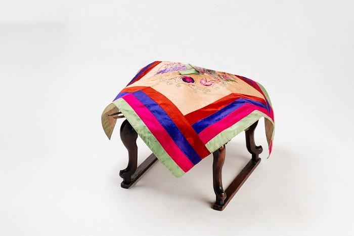 상 보자기 床褓 47.2x47.2cm, 19-20세기 코리아나 화장박물관 소장. 보자기의 가운데 탐스러운 포도와 나비를 자수로 장식하고 가장자리에 네 가지 색 비단을 둘러서 화려하게 만든 상 보자기이다. *재판매 및 DB 금지