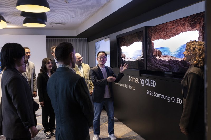 독일 프랑크푸르트 '2025 유럽 테크세미나'에서 참석자들이 2025년형 OLED 신제품을 살펴보고 있다(삼성전자 제공). ⓒ 뉴스1