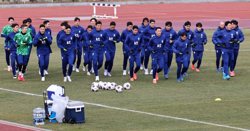 대한민국 축구대표팀 선수들이 17일 오후 경기도 고양시 고양종합운동장에서 3월 A매치 대비 첫 훈련을 하고 있다. 축구대표팀은 오는 20일 오만, 25일은 요르단을 상대로 2026 국제축구연맹(FIFA) 북중미 월드컵 아시아 3차 예선 B조 7·8차전을 갖는다. 2025.3.17/뉴스1 ⓒ News1 민경석 기자