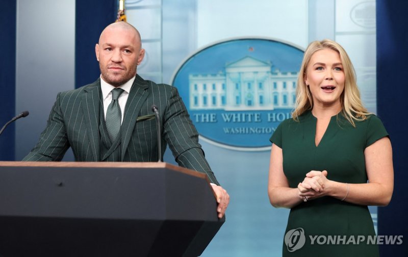 백악관에서 기자회견을 하는 코너 맥그리거 (출처=연합뉴스)