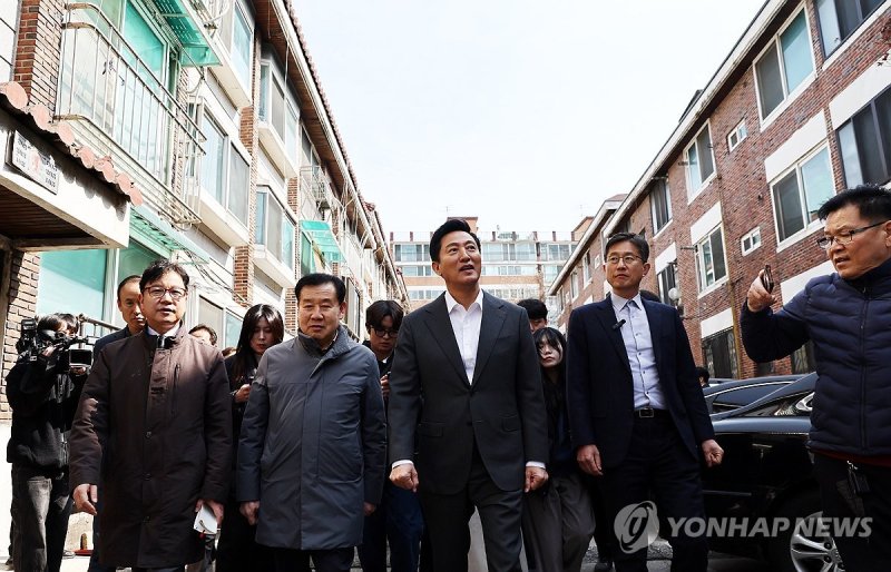 오세훈 서울시장, 소규모 재건축 현장점검 (출처=연합뉴스)