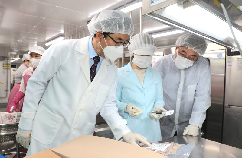윤건영 충북도교육감(왼쪽)이 18일 청주 대성여상 식생활관을 찾아 식재료 유통기간을 꼼꼼히 살피고 있다.(사진=충북교육청 제공).2025.03.18.photo@newsis.com *재판매 및 DB 금지