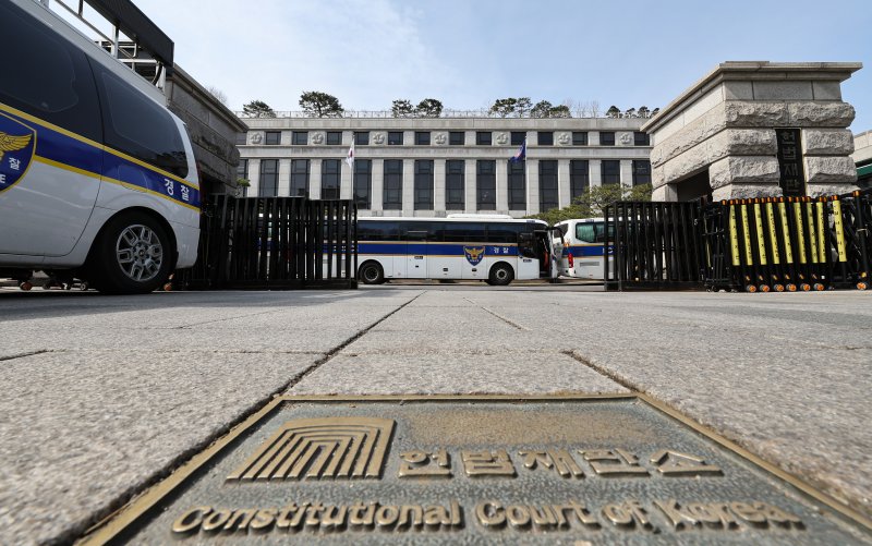 헌법재판소가 윤석열 대통령 탄핵심판의 변론을 종결한 뒤 아직 선고일을 지정하지 못하면서 대통령 탄핵 사건 중 최장기간 숙의를 거듭하고 있다. 사진은 17일 서울 종로구 헌법재판소 모습. 2025.3.17/뉴스1 ⓒ News1 김도우 기자