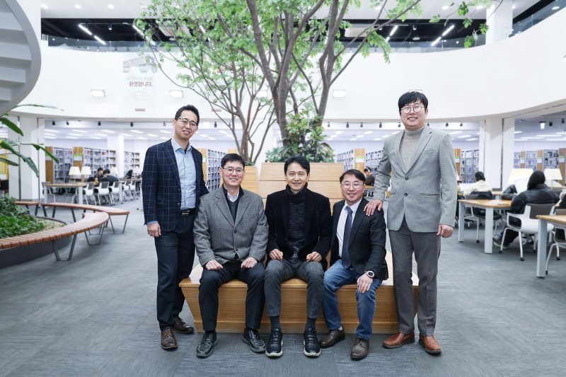 왼쪽부터 광운대 오종민 전자재료공학과 교수, 신희철 반도체시스템공학부 교수, 구상모 전자재료공학과 교수, 박철환 화학공학과 교수, 신원호 전자재료공학과 교수. (광운대 제공)