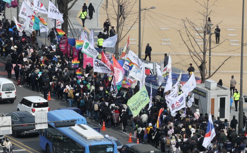 윤석열즉각퇴진·사회대개혁비상행동이 17일 서울 종로구 광화문광장에서 열린 윤석열 즉각 파면 촉구 각계 긴급시국선언 기자회견을 마치고 헌법재판소를 향해 행진하고 있다. 2025.3.17/뉴스1 ⓒ News1 임세영 기자