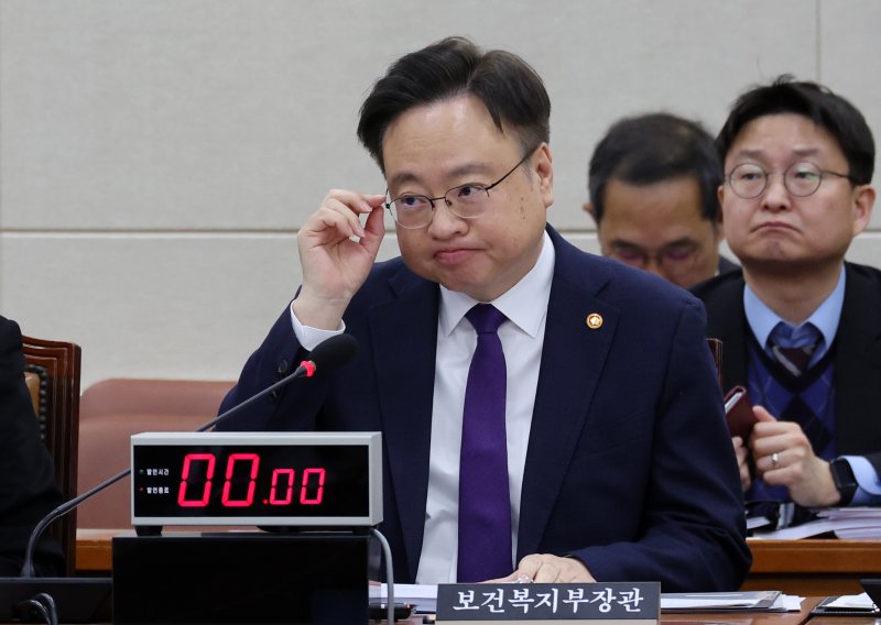 [서울=뉴시스] 조성우 기자 = 조규홍 보건복지부 장관이 18일 오후 서울 여의도 국회에서 열린 보건복지위원회 전체회의에서 안경을 고쳐 쓰고 있다. 2025.03.18. xconfind@newsis.com