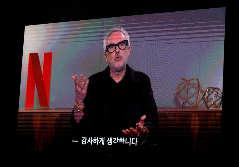 알폰소 쿠아론 이그제큐티브 프로듀서가 18일 서울 마포구 호텔나루 서울 엠갤러리에서 열린 넷플릭스 '계시록'(감독 연상호) 제작보회에서 영상으로 인사말을 하고 있다. '계시록'은 실종 사건의 범인을 단죄하는 것이 신의 계시라 믿는 목사(류준열 분)와 죽은 동생의 환영에 시달리는 실종 사건 담당 형사(신현빈 분)가 각자의 믿음을 쫓으며 벌어지는 이야기를 그린 작품이다. 2025.3.18/뉴스1 ⓒ News1 권현진 기자
