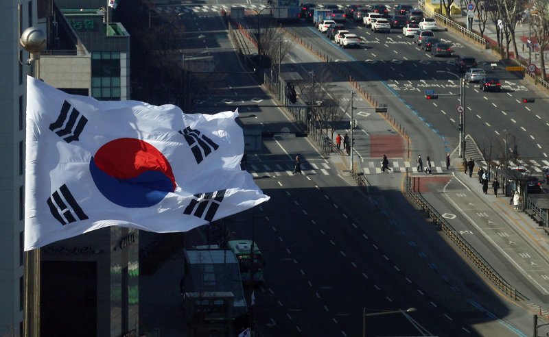 제105주년 3·1절인 1일 서울 송파구 가락동 가락시장 사거리에 독립만세운동 정신을 기리기 위한 초대형 태극기가 바람에 휘날리고 있다. 지난해 태극기를 테마로 재조성된 가락시장 사거리는 서울 최고(最高) 55m 높이에 게양된 초대형 태극기와 60여 기의 군집기가 사시사철 장관을 이루고 있다. 2024.3.1/뉴스1 ⓒ News1 박정호 기자