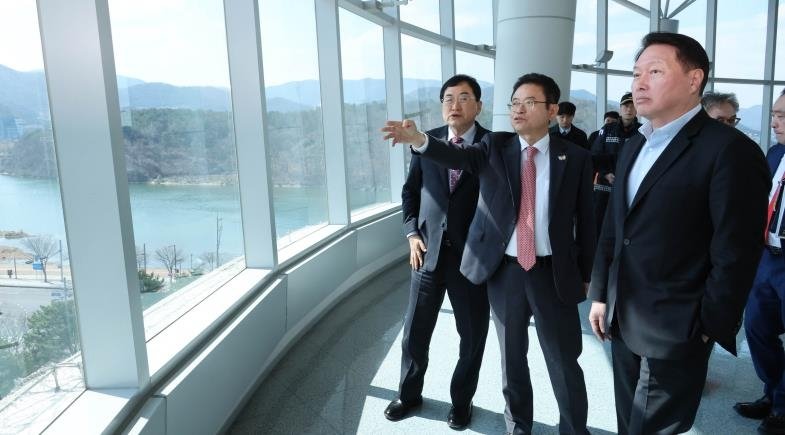 경주 APEC 경제인 행사 현장 둘러보는 최태원 회장 (출처=연합뉴스)