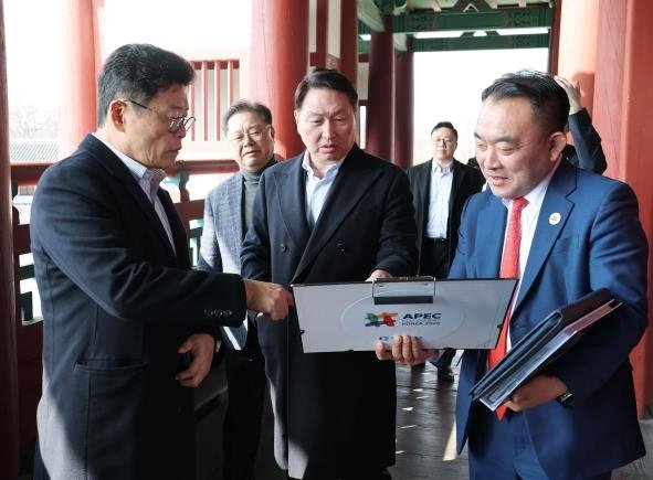 경주 APEC 경제인 행사 현장 둘러보는 최태원 회장 (출처=연합뉴스)