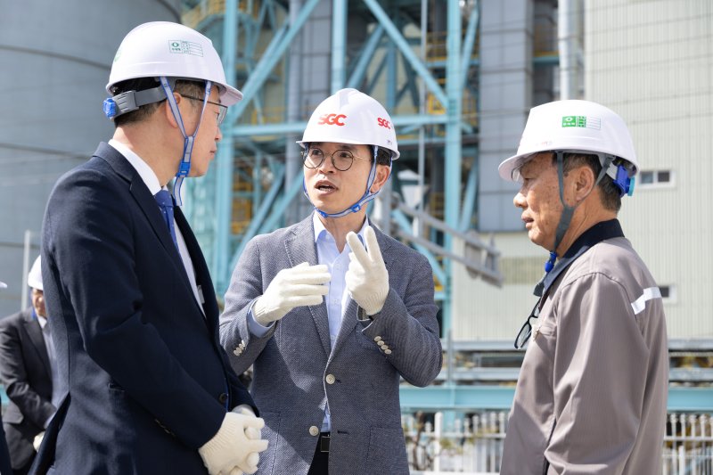 김완섭 환경부장관이 전북 군산시 에스지씨에너지를 방문하여 탄소 포집·활용 설비를 살펴보고 온실가스 감축 선도기업에 대한 지원확대 방안을 논의하고 있다. (환경부 제공. 재판매 및 DB 금지) 2025.3.14/뉴스1