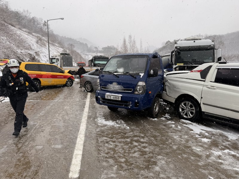 [보성=뉴시스] 18일 오전 전남 보성군 남해고속도로 목포방면 한 터널 인근 도로를 달리던 관광버스가 눈길에 미끄러져 방호벽을 들이받은 뒤 차량 수십여대가 잇따라 부딪쳐 소방 당국이 부상자를 이송하고 있다. (사진=보성소방 제공) 2025.03.18. photo@newsis.com *재판매 및 DB 금지
