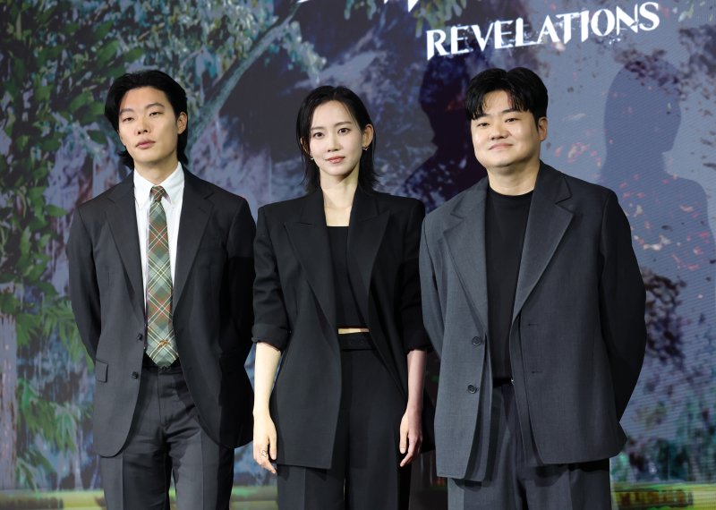 배우 류준열(왼쪽부터)과 신현빈, 신민재가 18일 서울 마포구 호텔나루 서울 엠갤러리에서 열린 넷플릭스 '계시록'(감독 연상호) 제작보고회에서 포즈를 취하고 있다. '계시록'은 실종 사건의 범인을 단죄하는 것이 신의 계시라 믿는 목사(류준열 분)와 죽은 동생의 환영에 시달리는 실종 사건 담당 형사(신현빈 분)가 각자의 믿음을 쫓으며 벌어지는 이야기를 그린 작품이다. 2025.3.18/뉴스1 ⓒ News1 권현진 기자