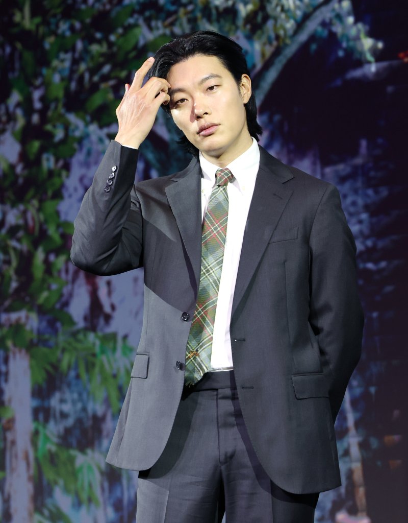 배우 류준열이 18일 서울 마포구 호텔나루 서울 엠갤러리에서 열린 넷플릭스 '계시록'(감독 연상호) 제작보고회에 참석해 포즈를 취하고 있다. '계시록'은 실종 사건의 범인을 단죄하는 것이 신의 계시라 믿는 목사(류준열 분)와 죽은 동생의 환영에 시달리는 실종 사건 담당 형사(신현빈 분)가 각자의 믿음을 쫓으며 벌어지는 이야기를 그린 작품이다. 2025.3.18/뉴스1 ⓒ News1 권현진 기자