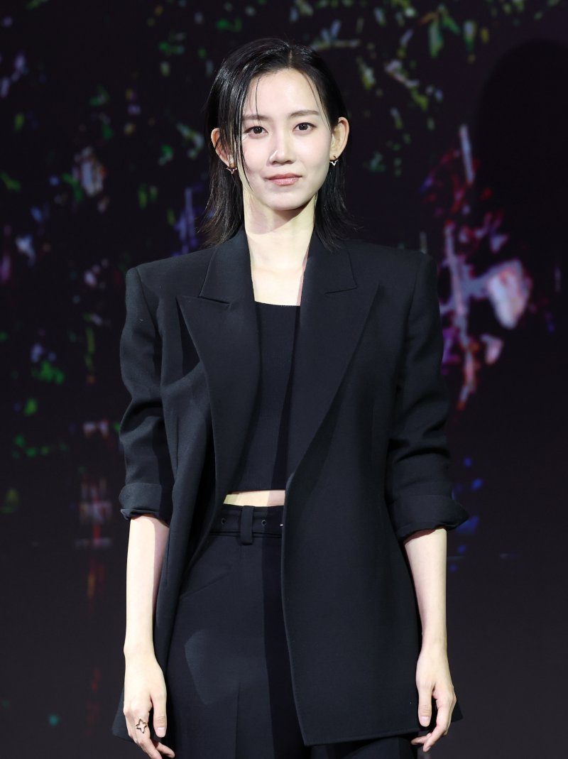 배우 신현빈이 18일 서울 마포구 호텔나루 서울 엠갤러리에서 열린 넷플릭스 '계시록'(감독 연상호) 제작보고회에서 포즈를 취하고 있다. '계시록'은 실종 사건의 범인을 단죄하는 것이 신의 계시라 믿는 목사(류준열 분)와 죽은 동생의 환영에 시달리는 실종 사건 담당 형사(신현빈 분)가 각자의 믿음을 쫓으며 벌어지는 이야기를 그린 작품이다. 2025.3.18/뉴스1 ⓒ News1 권현진 기자