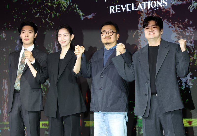 배우 류준열(왼쪽부터)과 신현빈, 연상호, 감독, 신민재가 18일 서울 마포구 호텔나루 서울 엠갤러리에서 열린 넷플릭스 '계시록'(감독 연상호) 제작보고회에서 포즈를 취하고 있다. '계시록'은 실종 사건의 범인을 단죄하는 것이 신의 계시라 믿는 목사(류준열 분)와 죽은 동생의 환영에 시달리는 실종 사건 담당 형사(신현빈 분)가 각자의 믿음을 쫓으며 벌어지는 이야기를 그린 작품이다. 2025.3.18/뉴스1 ⓒ News1 권현진 기자
