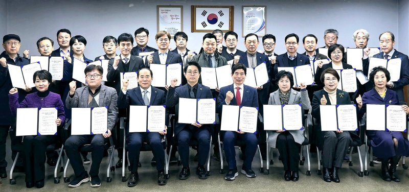 대구 달서구 '골목상권 온기 불어넣기' 실천 서약식에서 참석자들이 골목상권 활성화를 위해 노력할 것을 다짐하고 있다. (달서구 제공)