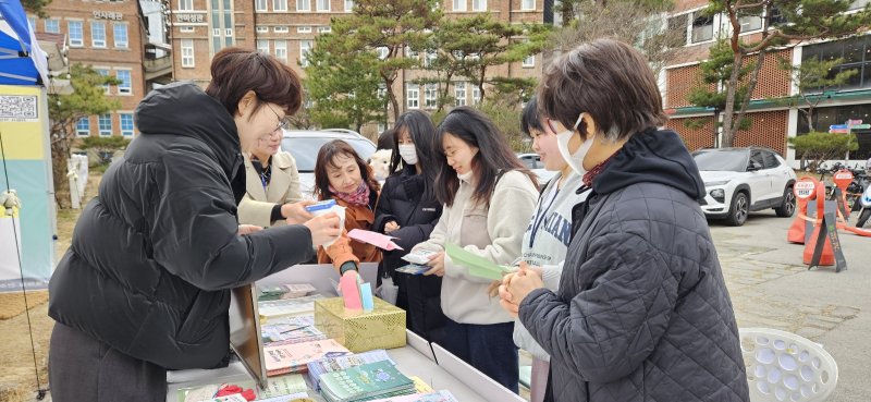 [전주=뉴시스] 전북도 대학생 찾아가는 소비자이동상담실 운영 모습. (사진=전북도 제공) 2025.03.18. photo@newsis.com *재판매 및 DB 금지