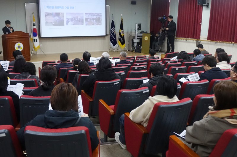 [제주=뉴시스] 양영전 기자 = 한림공업고등학교 학부모들이 18일 오전 학교 교실동 한숲소강당에서 열린 협약형 특성화고 교육과정 설명회를 듣고 있다. 2024.03.18. 0jeoni@newsis.com