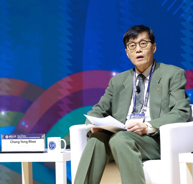 [서울=뉴시스] 이창용 한국은행 총재가 14일 오전 서대문구 연세대학교 백주년기념관에서 열린 제7회 글로벌지속가능발전포럼(GEEF 2025)에 참석해 기조연설하고 있다. (사진=한국은행 제공) 2025.03.14. photo@newsis.com *재판매 및 DB 금지