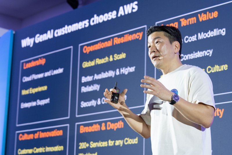 발표하는 김영태 AWS 한국 시니어 세일즈 매니저 (출처=연합뉴스)