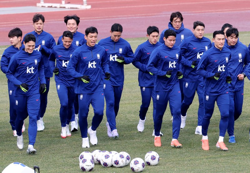 [고양=뉴시스] 김진아 기자 = 대한민국 축구대표팀 홍명보 감독과 오현규, 김주성, 주민규 등 선수들이 17일 경기 고양종합보조운동장에서 3월 A매치 대비 훈련을 하고 있다. 한국은 오는 20일 고양종합운동장에서 오만과 2026 국제축구연맹(FIFA) 북중미 월드컵 아시아 지역 3차 예선 7차전을 치른 뒤, 25일 수원월드컵경기장에서 요르단과 8차전을 갖는다. 2025.03.17. bluesoda@newsis.com