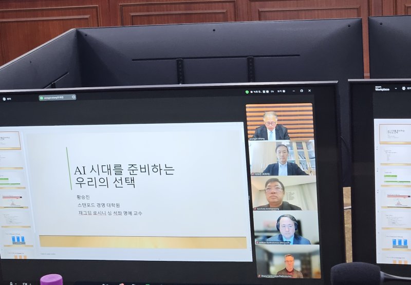 [서울=뉴시스] 박은비 기자 = 이정헌 더불어민주당 정보통신특별위원장이 18일 서울 국회 국회의원회관에서 주호영·정동영·최형두·이해민 의원과 함께 'AI 대전환 속 대한민국의 길, 세계는 어떻게 준비하는가'를 주제로 토론회를 개최했다. 사진은 황승진 미국 스탠퍼드대 명예교수가 줌(zoom)으로 주제발표를 준비하는 모습. 2025.03.18. silverline@newsis.com *재판매 및 DB 금지