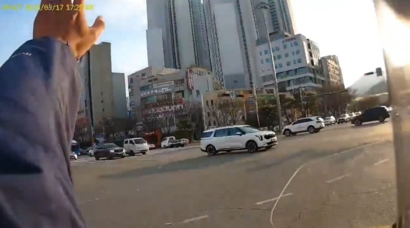 배달 기사가 뒤따라오는 구급차를 위해 길 터주기를 유도하는 모습 (출처=연합뉴스)