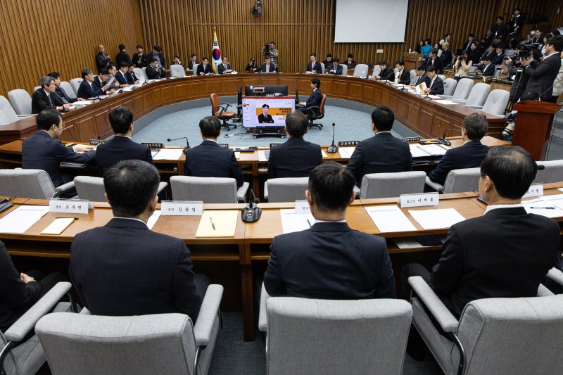 [서울=뉴시스] 국회사진기자단 = 윤한홍 국회 정무위원회 위원장이18일 오전 서울 여의도 국회에서 열린 정무위 전체회의에서 홈플러스·MBK 파트너스 및 삼부토건 관련 긴급 현안질의의 건을 상정하고 있다. 2025.03.18. photo@newsis.com