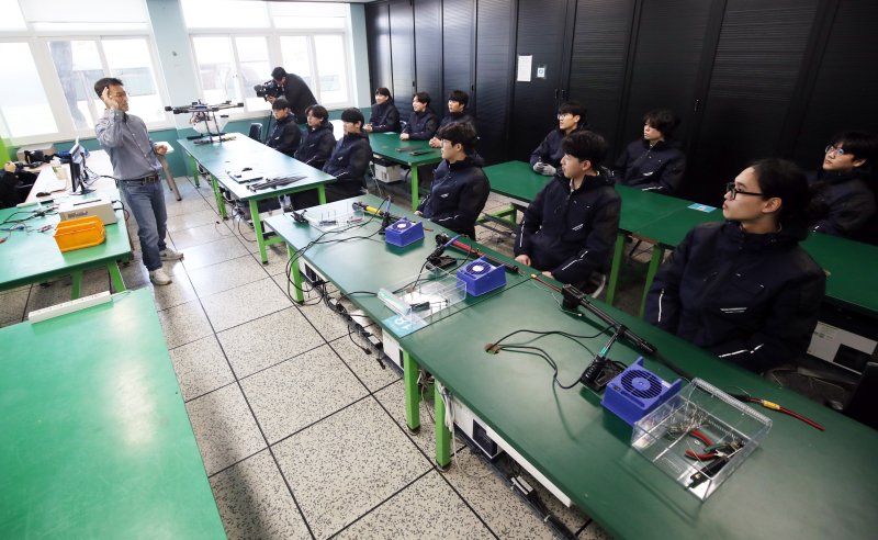 18일 오전 항공우주 분야 협약형 특성화고인 제주 한림공업고등학교에서 전자과 3학년 학생들이 소형무인기 정비 수업 실습을 하고 있다. 2025.3.18/뉴스1 ⓒ News1 오현지 기자
