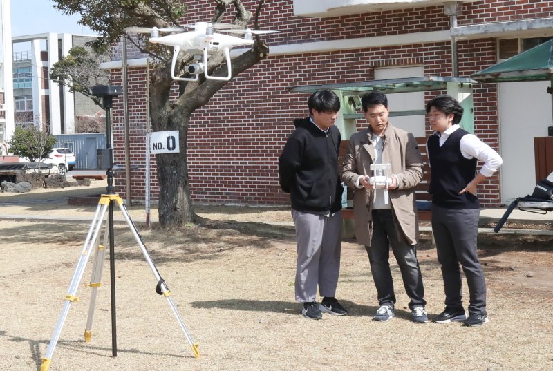 18일 오전 항공우주 분야 협약형 특성화고인 제주 한림공업고등학교에서 토목과 3학년 학생들이 인공위성을 활용한 GPS 측량 수업을 하고 있다. 2025.3.18/뉴스1 ⓒ News1 오현지 기자
