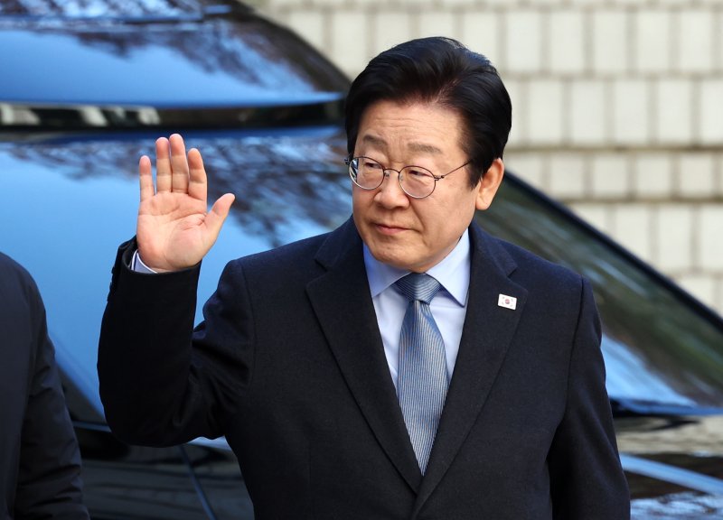 [서울=뉴시스] 전신 기자 = 이재명 더불어민주당 대표가 23일 서울 서초구 서울고등법원에서 열린 공직선거법 위반 혐의 항소심 첫 재판에 출석하며 지지자 등을 향해 인사하고 있다. 2025.01.23. photo1006@newsis.com