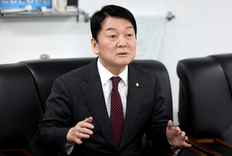 [대구=뉴시스] 이무열 기자 = 안철수 국민의힘 의원이 12일 대구 중구 계명대학교 대구동산병원 대구시 공공어린이재활의료센터를 찾아 정우진 병원장과 대화하고 있다. 2025.03.12. lmy@newsis.com