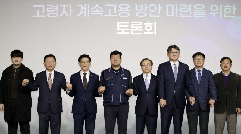 [서울=뉴시스] 최동준 기자 = 지난 1월 23일 서울 정동1928아트센터에서 열린 '인구구조 변화에 따른 고령자 계속 고용 방안 마련을 위한 토론회'에서 김설 청년유니온 위원장, 김형동 국민의힘 의원, 김문수 고용노동부 장관, 류기섭 한국노총 사무총장, 이동근 경총 부회장, 권기섭 경사노위 위원장 등이 기념촬영을 하고 있다. 2025.01.23. photocdj@newsis.com