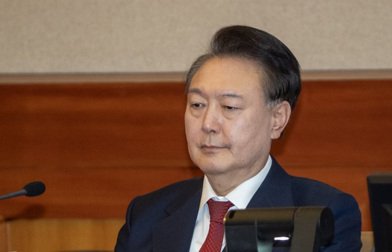 윤석열 대통령이 20일 오후 서울 종로구 헌법재판소 대심판정에서 열린 탄핵심판 10차 변론 기일에 출석해 생각에 잠겨 있다. 2025.2.20/뉴스1 ⓒ News1 사진공동취재단