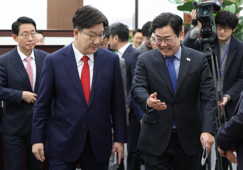 권성동 국민의힘 원내대표(왼쪽)와 박찬대 더불어민주당 원내대표가 18일 서울 여의도 국회에서 우원식 국회의장 주재로 열린 원내대표 회동에 참석하고 있다.(공동취재) 2025.3.18/뉴스1 ⓒ News1 이광호 기자