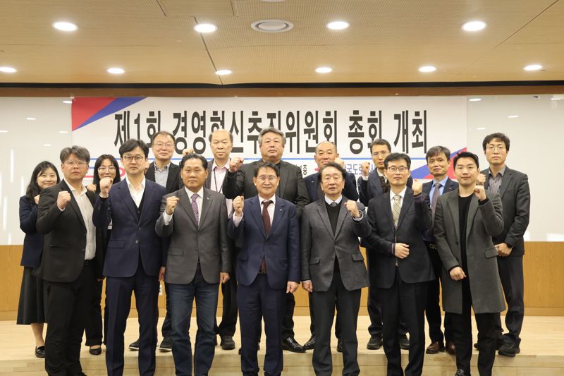 한국도로공사서비스가 18일 본사에서 ‘제1회 경영혁신추진위원회’를 개최한 후 오병삼 사장(앞줄 왼쪽 네번째) 등 참석자들이 기념촬영하고 있다. 한국도로공사서비스 제공